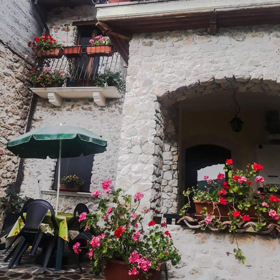 Notti Magiche Bed & Breakfast Castelvecchio Calvisio Eksteriør bilde